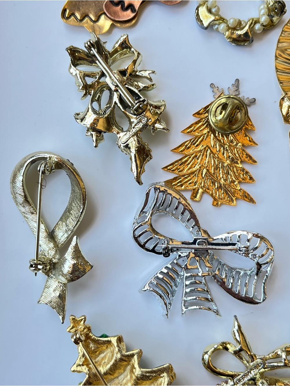 Christmas Holiday Brooch lot of 21 pcs mixed designer gold silver toned jewelry - Picture 10 of 13